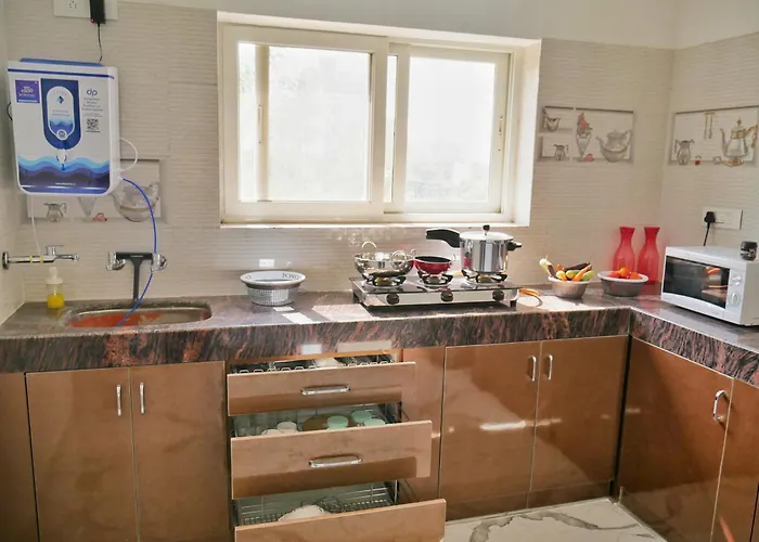 Cityscape Comfort - Stylish 3Bhk Central Getaway